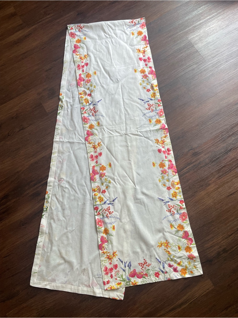 Sur La Table Off White Floral Table Runner 107x17” 100% Cotton India